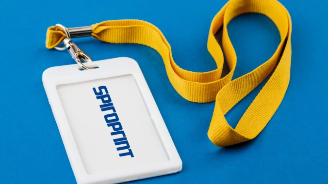 Cordões promocionais com logótipo como um gadget prático e esteticamente agradável para empresas