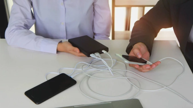 Powerbanks promocionais impressos com o logótipo da empresa como uma solução promocional moderna