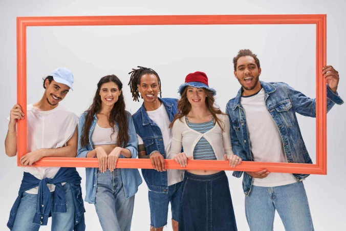 Como é que o vestuário promocional impresso ajuda uma marca a destacar-se na multidão?